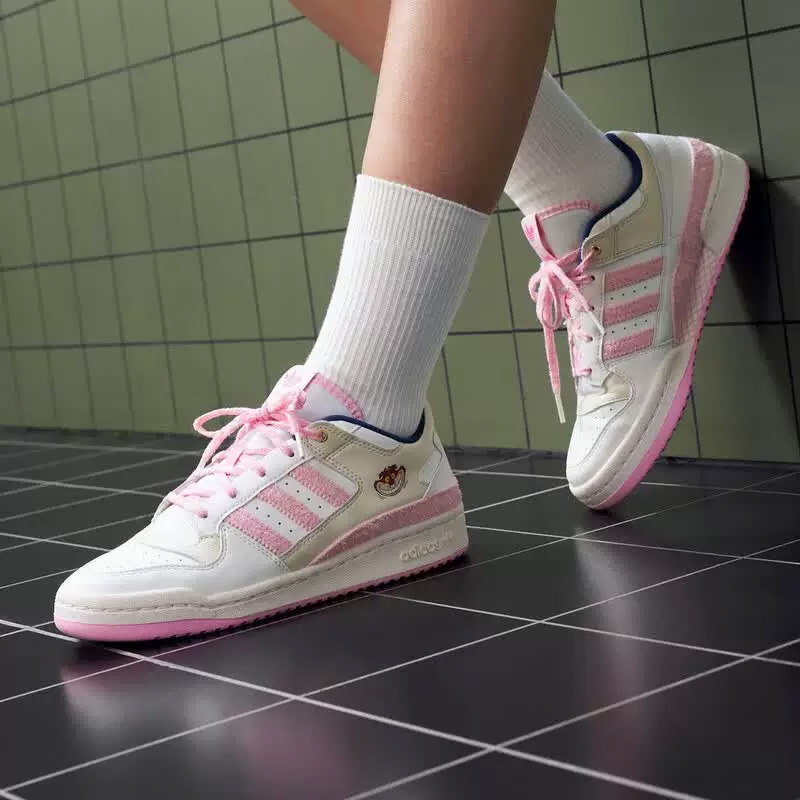 Adidas Clover x Disney collabo - Outdoor Lighting Hong Kong recension och pris